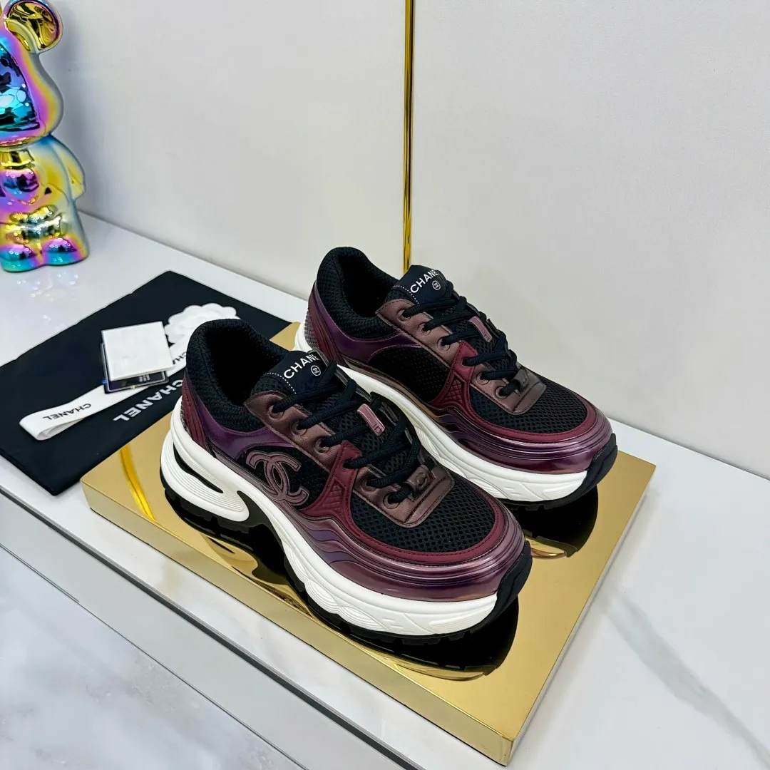 👟👟Ex-factory price 680👟👟 Upgraded version, upgraded version, upgraded version! No rebuttal accepted! ! ! ! Chanel Chanel panda shoes! 2025 counter's top casual sports shoes. This classic design; the upper is electro-embroidered with a variety of techniques; the outsole is fashionable and sporty; the unusual inclusion of a variety of color matching elements... The diversified mix and match is very good-looking and versatile, and can be used for leisure, fashion, sports, and outdoor... ꫛꫀꪝ Go➫ Materials: ❶Upper made of: original imported first-layer silk cowhide + original waterproof cloth + original first-layer cowhide ❷Inner lining: Original Yangli+Net ❸Outsole based on: Original TPU combination outsole Counter boutique packaging complete set for women 35–41 👉 👉 👉 👉